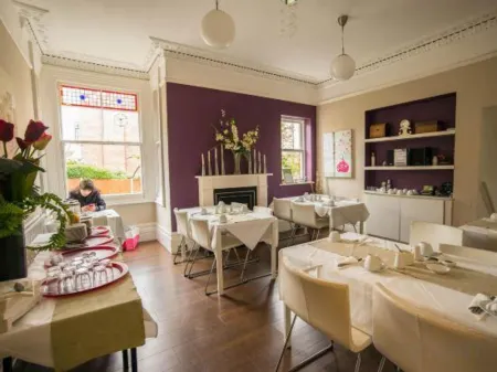 The Wimbledon Hotel Отели рядом с достопримечательностью «Баддхападипа Темпл»