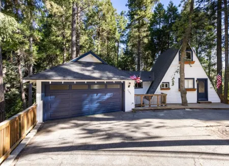 Lakeside Access and Game Tables - Charming Rustic Retreat Отели рядом с достопримечательностью «Church of the Woods»