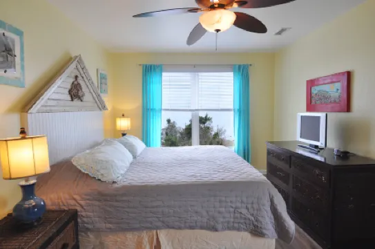 Sandy Beach and Serene Water Views - Charming Coastal Haven