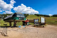 Cozy condo near ski resort with WiFi & flatscreen TVs - free shuttle to slopes Hotels in Angel Fire