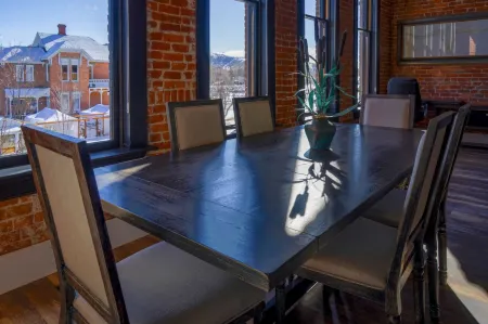 Charming Loft with Modern Kitchen and High Ceilings - Stylish Retreat