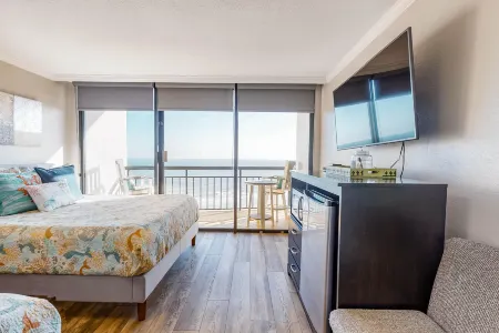 San Luis 4-star resort condo with ocean views, pool, & hot tub