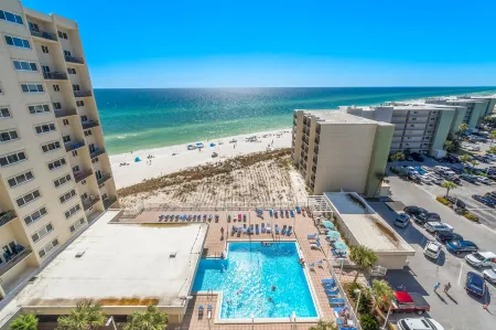 Serene Spacious Retreat - Hot Tub and Game Room