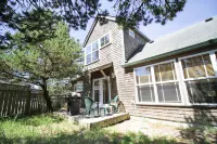 Cozy Haven - Gas Fireplace, Beach Access, Bikes