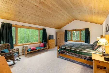 Peaceful Forest Getaway with Stunning Views