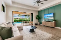 Full-Length Heated Pool and Outdoor Kitchen - Stunning Coastal Haven Hotels in Naples Park