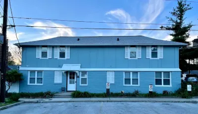 Cozy Getaway with Balcony and Lake Access - Charming Retreat 라이트하우스 플레이스 프리미엄 아울렛 주변 호텔