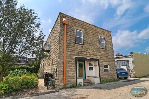 Chic Haven - Private Deck, Shared Patio, in Downtown