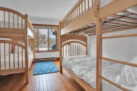 Stunning Golf Course Views and Inviting Sauna - Charming Getaway