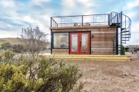 Rooftop Deck and Upscale Amenities - Charming Unique Hideaway Hotel a Brewster County