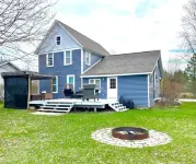 Hot Tub and Fire Pit Retreat - Luxurious Tranquil Haven فنادق في Charlevoix