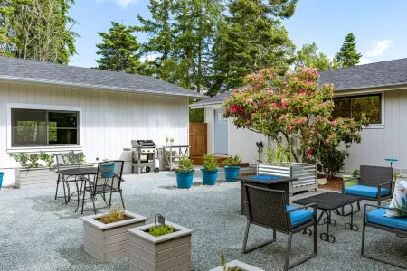 Spacious Deck and Fenced Backyard for Relaxation - Charming Getaway Отели рядом с достопримечательностью «Мееркерк Гарденс»