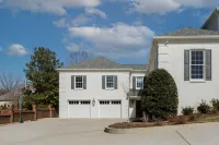 Gorgeous Estate with Game Room and Luxury Services - Exquisite Retreat