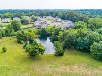 Spacious Suite with Fire Pit and Fishing Access - Charming Oasis Отели в г. Кларксвилл