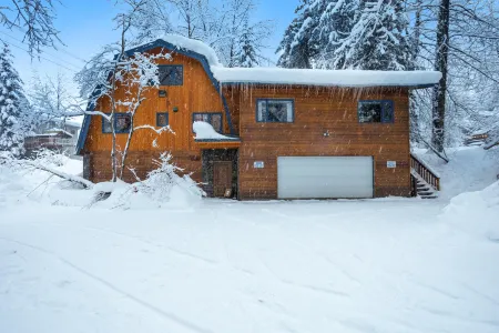 Conveniently located condo near skiing & hiking Отели рядом с достопримечательностью «Round House Museum»