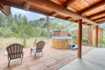 Stunning Cabin with Hot Tub and River Access - Charming Oasis