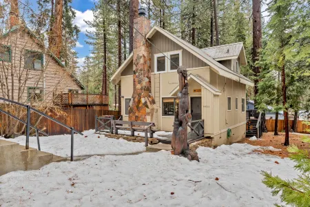 Private Hot Tub and Spacious Living Area - Inviting Cozy Cabin