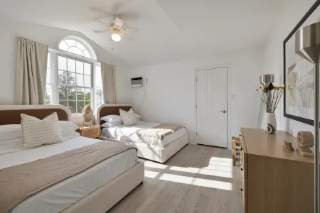 Spacious Backyard and Spa Area with Jacuzzi - Stunning Tranquil Retreat