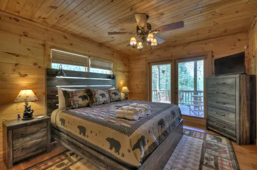 Fire Pit, Hot Tub and Game Room Retreat - Idyllic Serenity