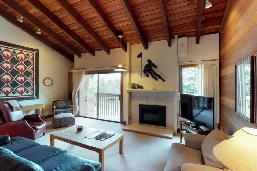 Rustic home with gas fireplace, pool & hot tub - ski-in/out to Dollar Mountain Hotels in Sun Valley