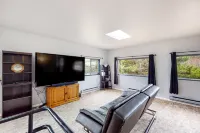 Peaceful vacation beach home with plenty of space, both indoors and outdoors Hotels in Grayland