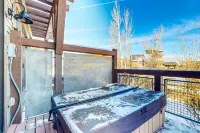 Dog-friendly Newpark townhome w/ private hot tub, washer/dryer, & central AC Hotel a Snyderville