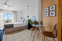 Stunning Water Views and Cozy Balcony Retreat - Charming Oasis