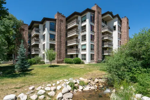 Spacious Living Areas and Hot Tubs - Charming Mountain Retreat