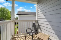 Modern & Spacious Downtown Master Suite Palace!