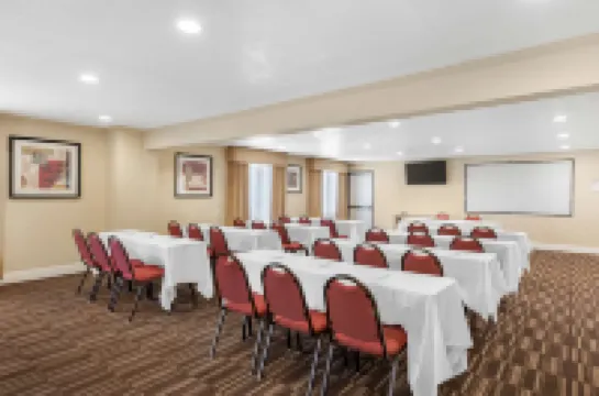 ベストウェスタン プラス オンタリオ エアポート & コンベンション センター オンタリオのホテル