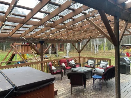 Moose Lodge Cabin , chalet & apartment , & 2 Hot tubs ! Sleeps 23
