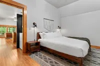 Cozy Creekside Cabin w Barrel Sauna, Covered Wraparound Deck - Pet Friendly!