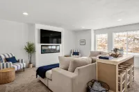 Blue Lake Townhouse ~ Close to Marina & Mike’s Market Hotels in Saint Charles