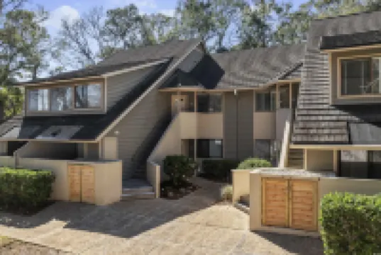 Stunning Lake View and Large Balcony - Elegant Villa Retreat