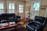 2nd Floor Apartment 5 minutes to the subway to Boston & Cambridge. 米爾頓住宿飯店