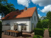 Tasteful Holiday Home with Spacious Garden Hotels near Stichting oktober 44 (Gedachtenisruimte ter herinnering aan de Razzia )
