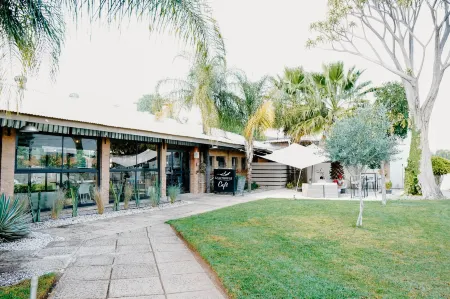 Lighthouse Guesthouse & Cafe Отели в г. Groblersdal