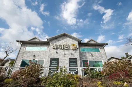 Lionhill Pension Отели рядом с достопримечательностью «Привет, остров Китти»