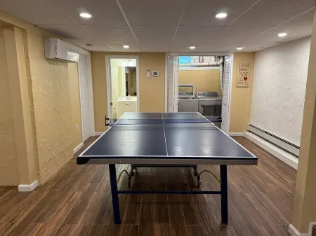 Beautiful Chalet Style Home with Seasonal Mountains Views in North Conway, NH Отели в г. Норт-Конуэй