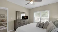 1st Floor, Walkable to Dining, Shopping, Beach - Sleeps 6 - parking
