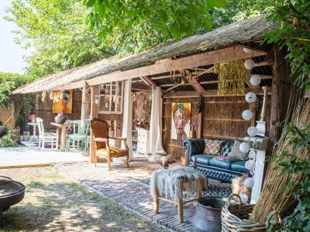 Atelier House with Hot Tub Отели в г. Вестерборк