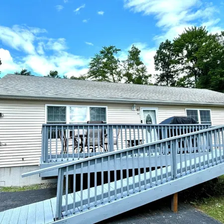 Peaceful Family & Pet-Friendly Country 3-Bedroom House. Fire Pit and Views!