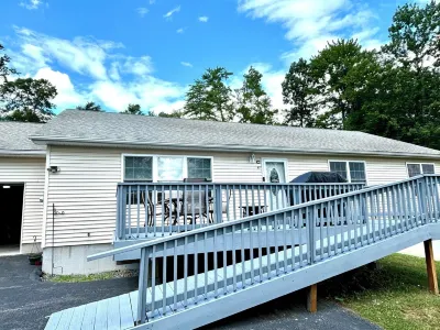 Peaceful family & pet-friendly country 3-bedroom house. Fire pit & pool access! 화이트 해븐 노스 트레일헤드 주변 호텔