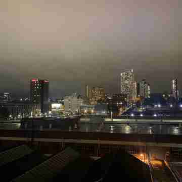 Modern 2 Bed Apartment with Juliet Balcony - Dhb Stays Others