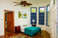 Sunshine Lodge: Your Home Away from Home Các khách sạn ở Corral Spring