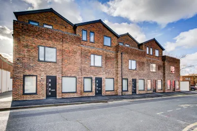 Hybrid Resi - Uxbridge with Onsite Car Parking, Near London Heathrow Airport Hotels near Primark