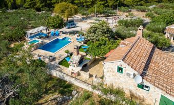 Holiday Home for up to 7 Pool Countryside by Sea