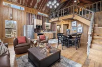 Hidden Oaks Majestic Cabin #3 Hotels in Henry County