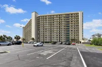 Commodore Resort by Book That Condo Hôtels à : Lower Grand Lagoon