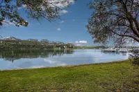 Hybiscus Waterfront Apartments Hotels in Lakes Entrance